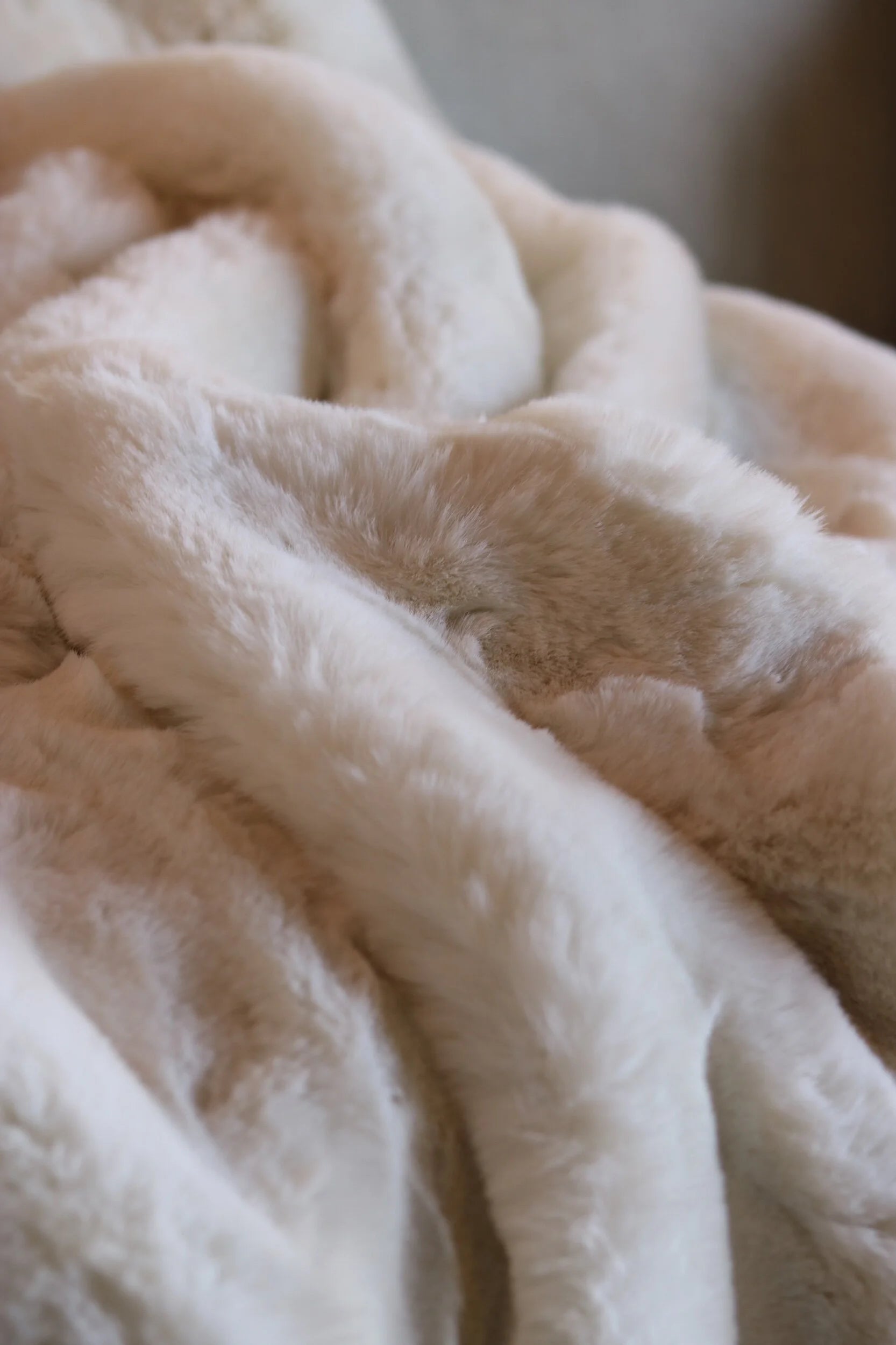 Extra Soft Cream Fur Throw