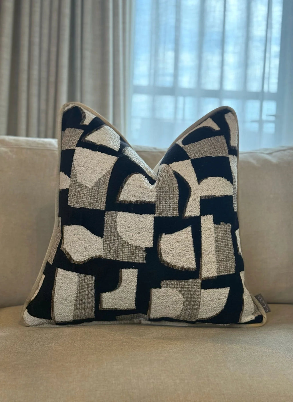 Hymne Noir Cushion