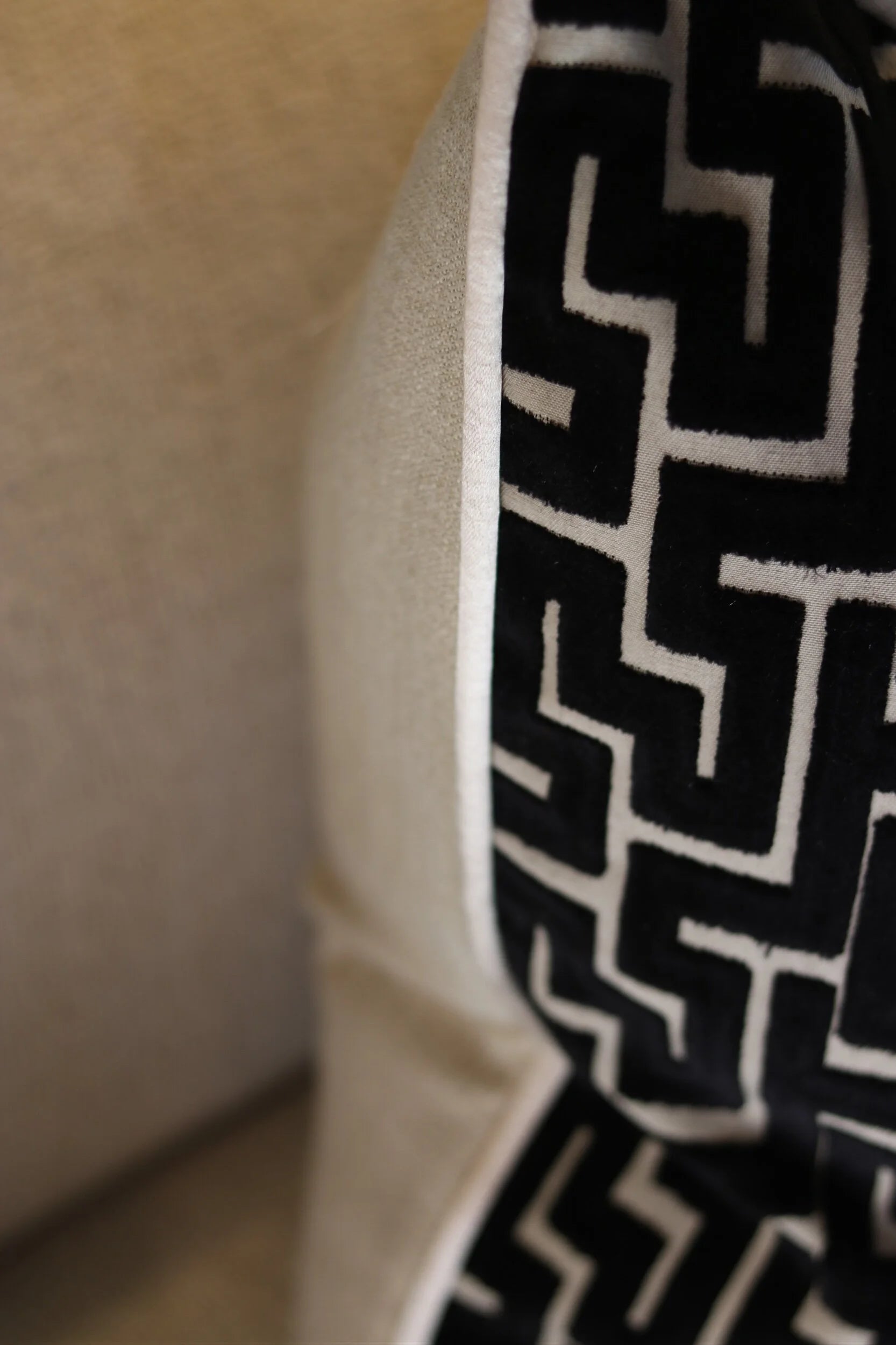 Biscaya Noir Cushion
