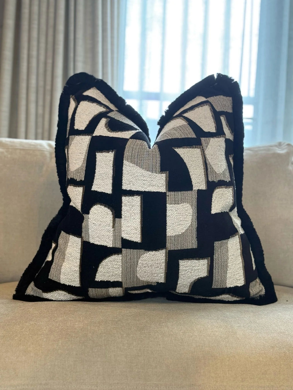 Hymne Noir Cushion