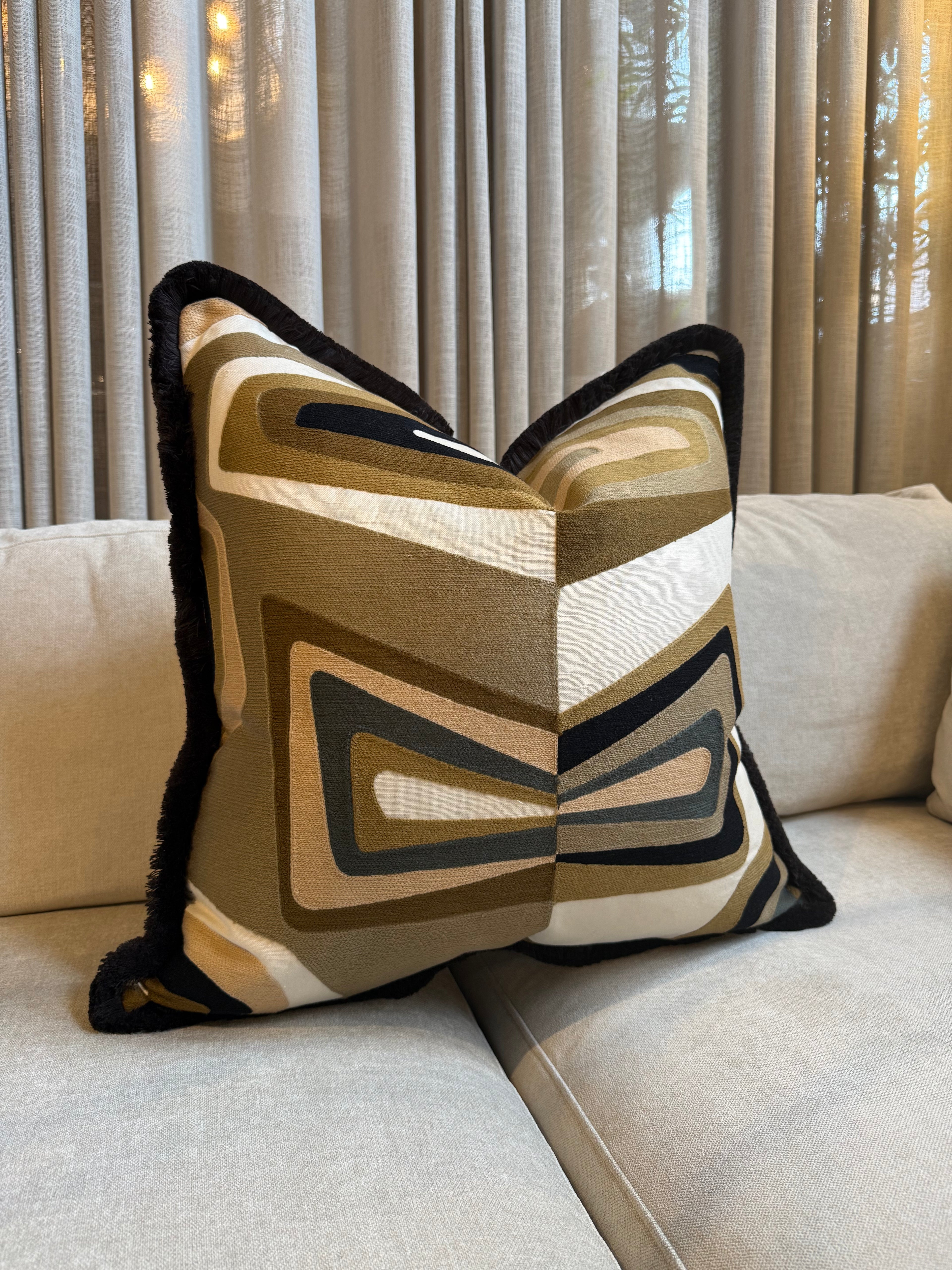 West Dream Praline Noir Cushion