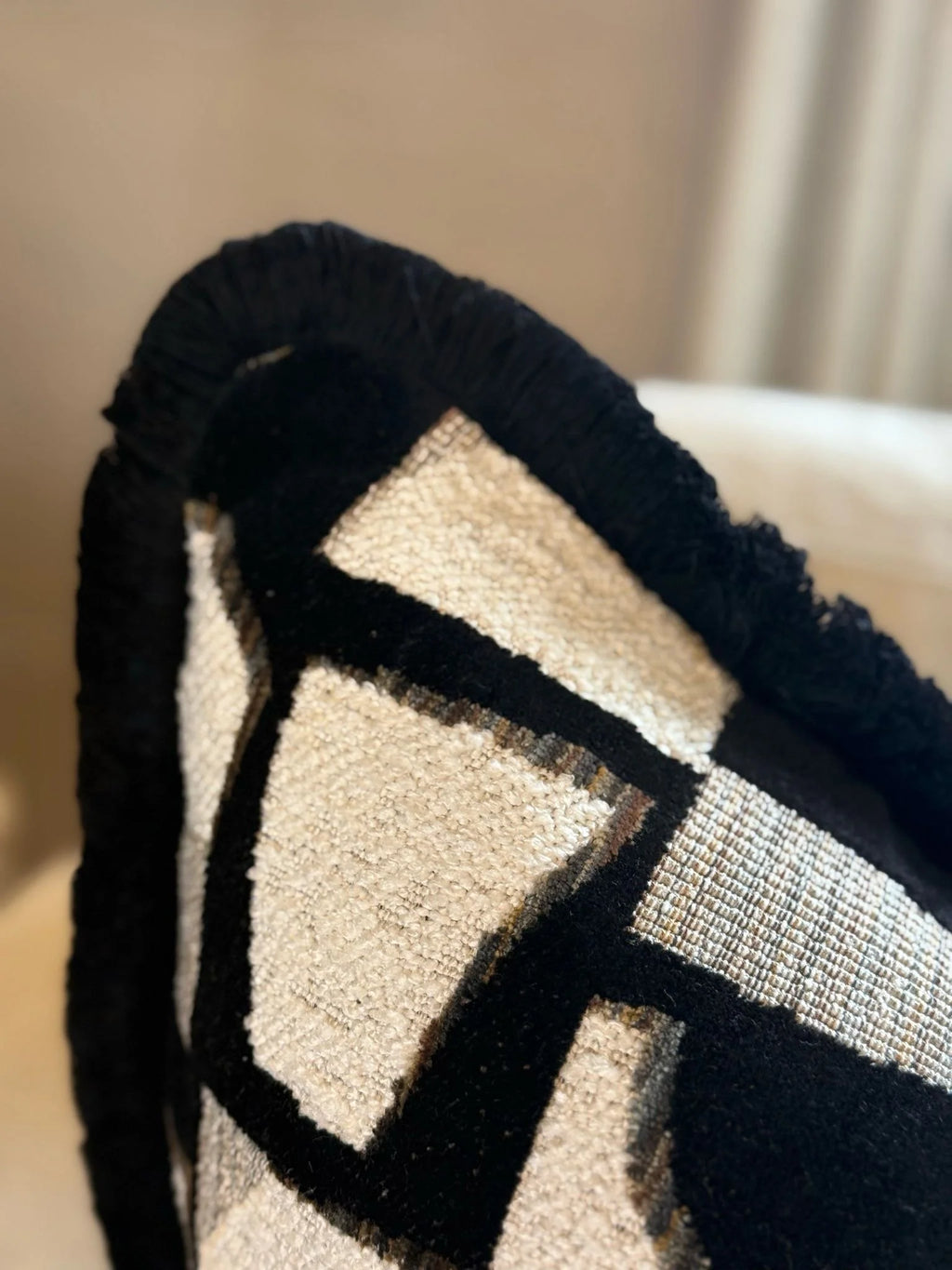 Hymne Noir Cushion